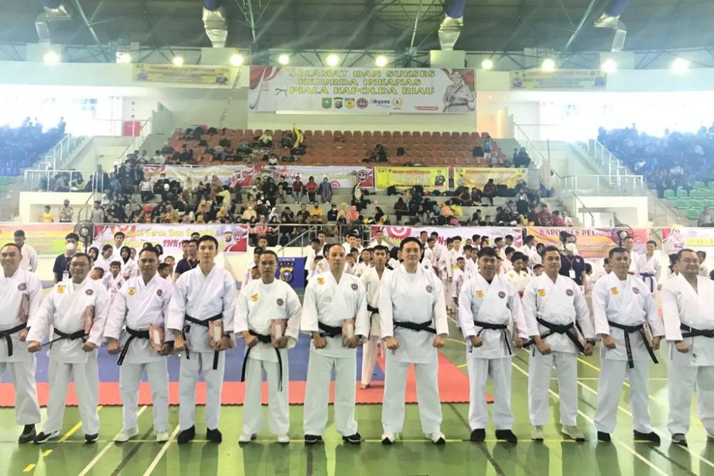 450 Karateka Rebut Piala Kapolda Riau