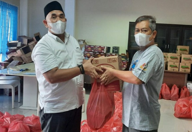 PWI Riau Bagi 500 Paket Idulfitri ke Wartawan