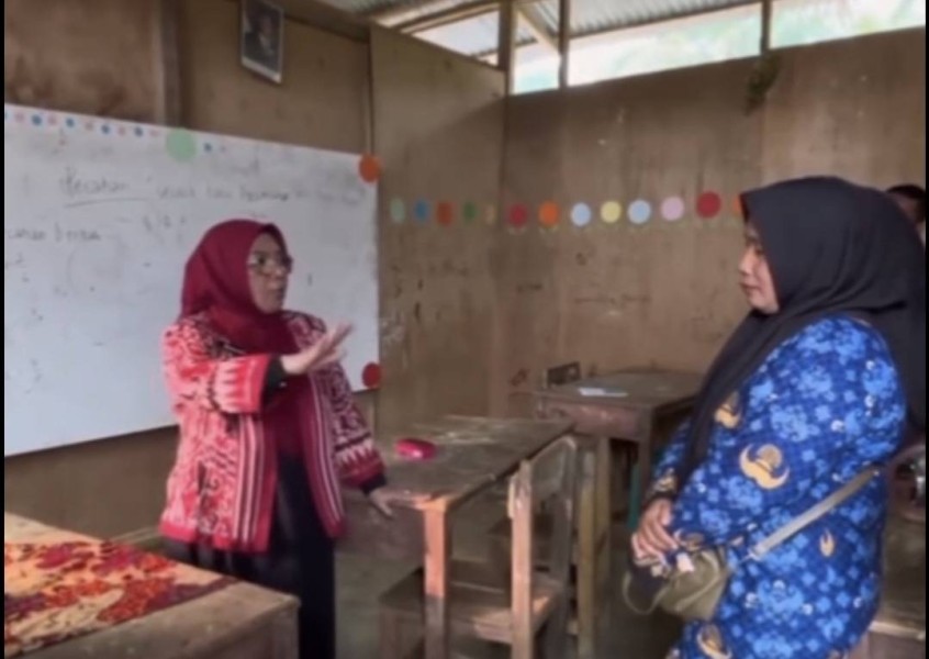 Wabup Kampar Soroti Guru Honorer yang Viralkan Sekolah Berdinding Triplek