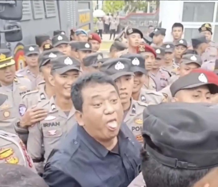Gestur Julur Lidah Terekam saat Massa Hari Tani Sampaikan Aspirasi di Bengkulu