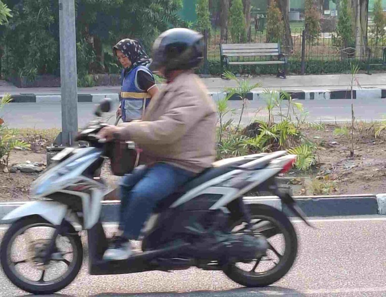 Kabut Asap Pekat, Pengendara Motor Diminta Tinggalkan Visor Gelap