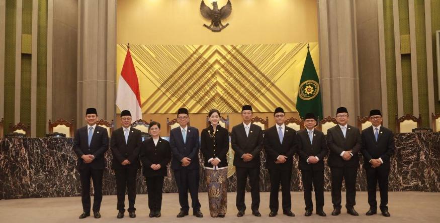 Ketua Mahkamah Agung Lantik Tujuh Anggota Dewan Komisioner OJK