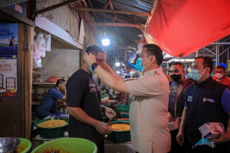 Udara Pekanbaru Sangat Tidak Sehat, Pemko Bagikan 2.000 Masker di Pasar Cik Puan