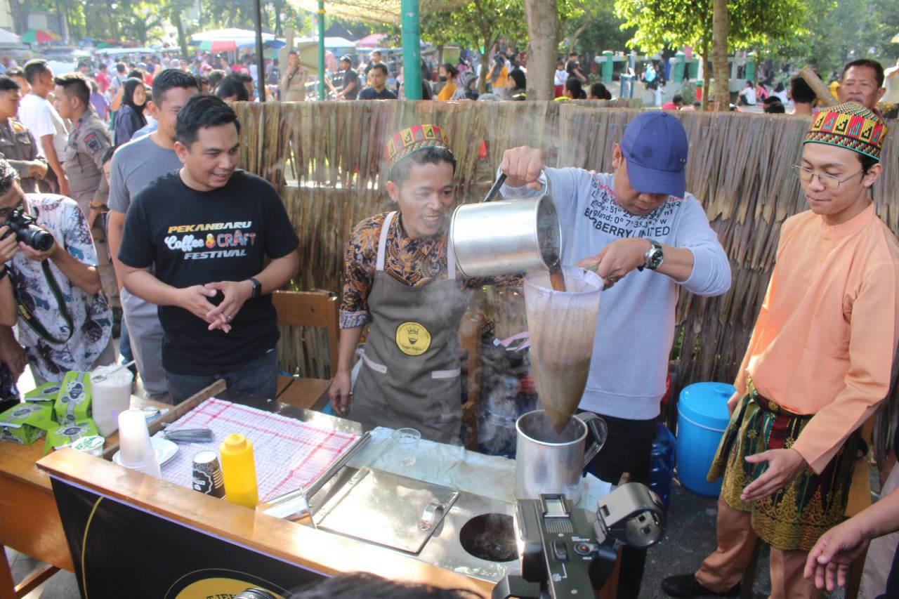 Walikota Pekanbaru Buka Cofee and Craft Festival 2022