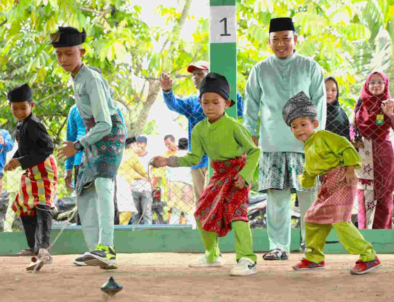 Wabup Siak Husni Merza buka Festival Gasing Berembang di Kampung Rawang