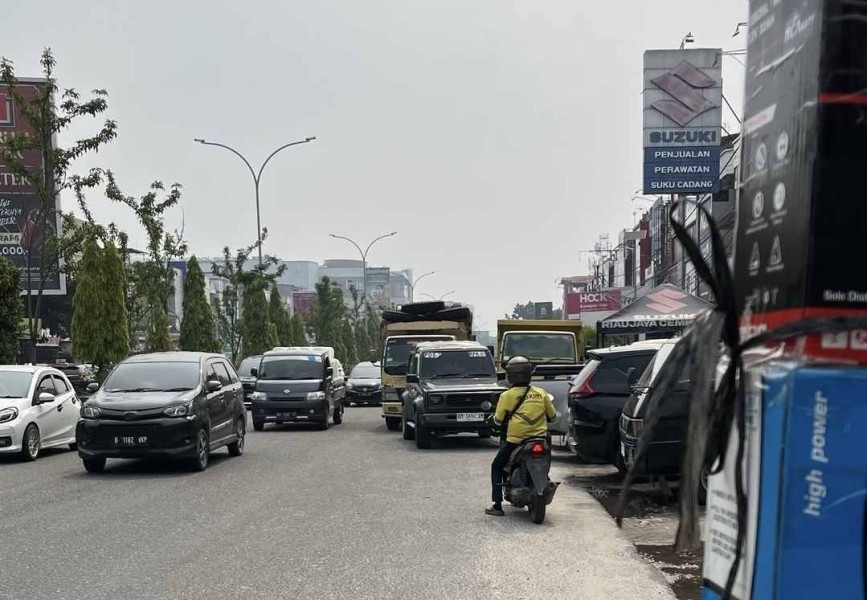 Dua Truk Sering Parkir Ditengah Jalan Nangka Pekanbaru, Warga Protes