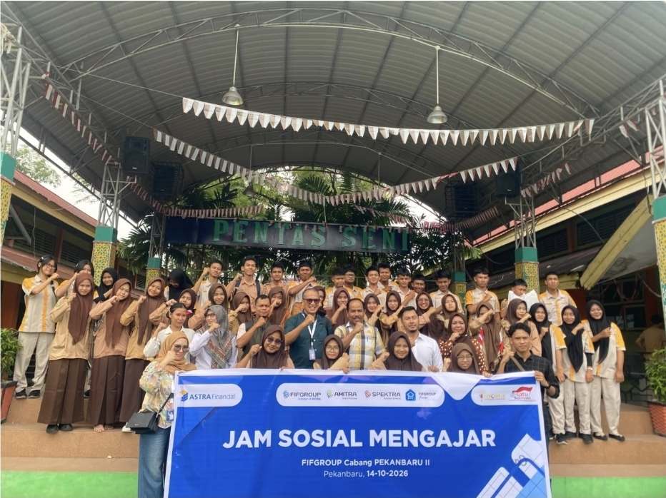Branch Manager FIFGROUP Pekanbaru 2 Syarifuddin foto bersama puluhan siswa dan guru SMKN 4 Pekanbaru dalam edukasi literasi keuangan, baru-baru ini.