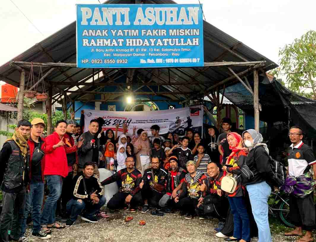 Para bikers soleh, adik-adik serta pengurus Panti Asuhan Rahmat Hidayatullah Pekanbaru foto bersama.