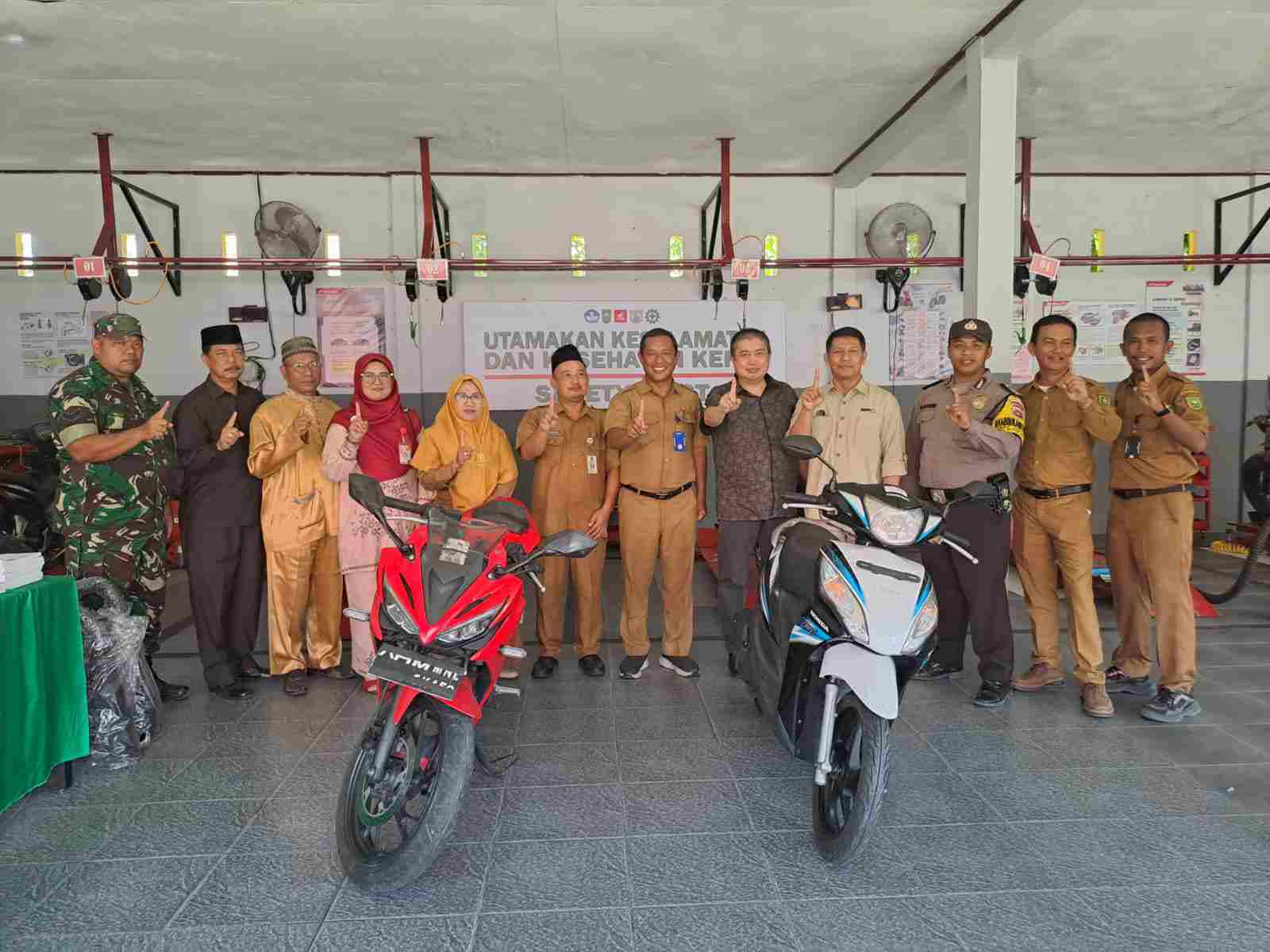Penyerahan dua unit sepeda motor dari CDN Riau.